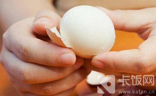 【教程攻略】一般来说，同样条件下煮出来的鸡蛋，剥壳越困难说明鸡蛋