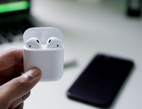 如何设置让 AirPods 在 iPhone 和其它苹果设备之间自动切换？