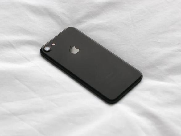苹果 iPhone 卡贴机和黑解有什么区别？