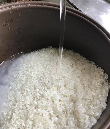 梦见洗米煮饭