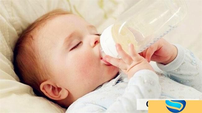 让宝宝安静吃奶的技巧