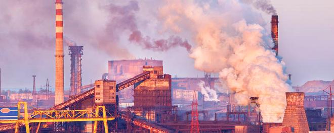 摄图网_300877665_乌克兰的工业景观日落时的钢厂烟的管子冶金厂钢铁厂,钢铁厂欧洲的重工业烟囱的空气污染,生态问题（）_副本.jpg