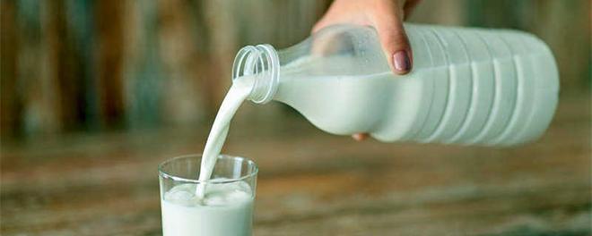 摄图网_300071627_把牛奶从瓶子玻璃杯中（企业商用）_副本.jpg