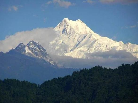 世界山峰高度排名前十（带你领略海拔最高的十大山脉）