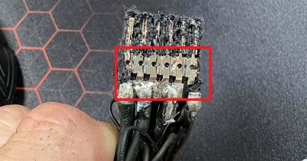 RTX 4090显卡起火原因找到：附带的转接线