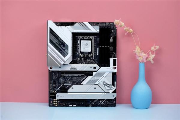 浓浓的机甲风：华硕ROG STRIX Z690-A GAMING WIFI吹雪主板外观欣赏