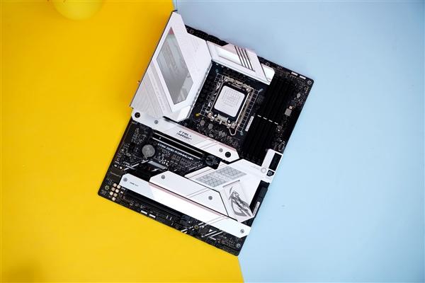 浓浓的机甲风：华硕ROG STRIX Z690-A GAMING WIFI吹雪主板外观欣赏