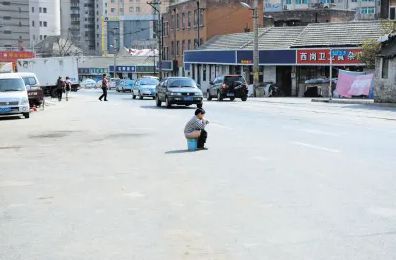 这跟在大街上拉屎有什么区别是什么意思