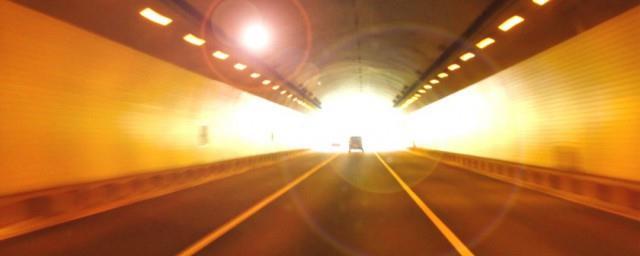 进入隧道怎样使用灯光