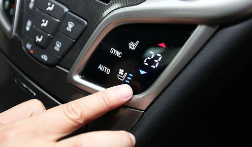 汽车开空调滴水正常吗？什么原因造成的呢？