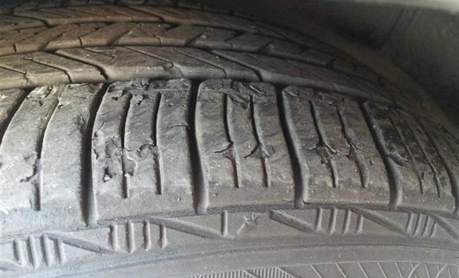 轮胎破了一点皮用什么胶水粘