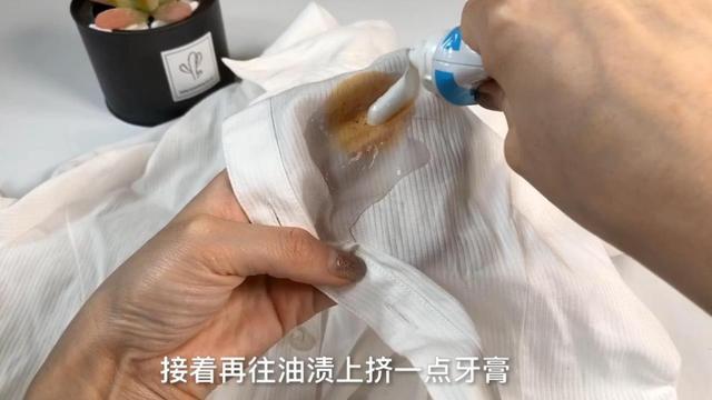 中性笔油怎么洗掉衣服最简单方法（衣服被笔芯墨弄脏怎么洗）