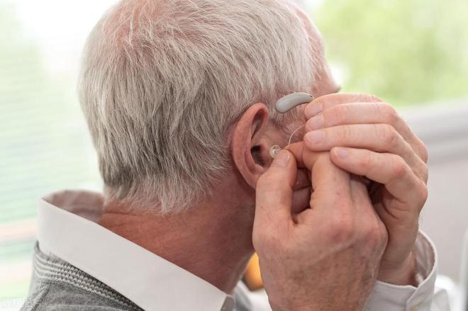 助听器怎么选适合老人（老人耳聋配助听器方法）