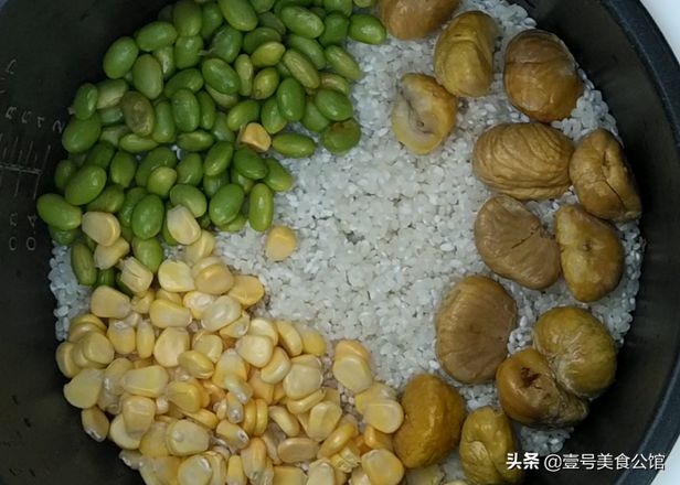 板栗烧鸡焖饭如何做（好吃的板栗鸡肉焖饭做法大全）