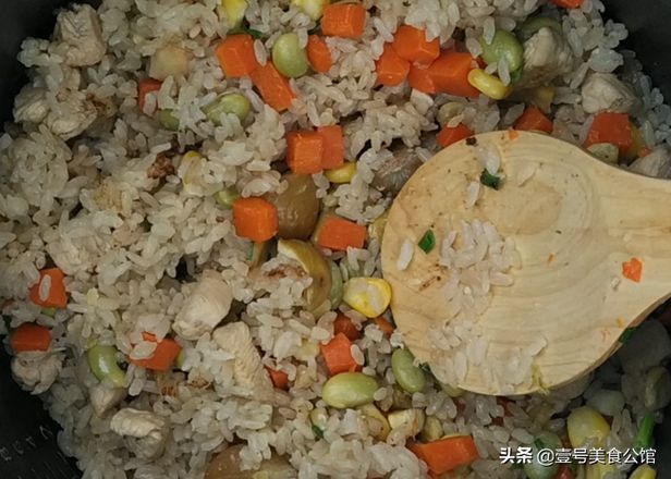 板栗烧鸡焖饭如何做（好吃的板栗鸡肉焖饭做法大全）