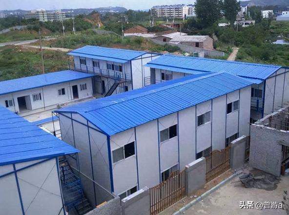 彩钢板房搭建多少钱一个平方（彩钢瓦屋顶搭建费用）