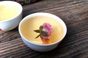 玫瑰普洱茶的功效及适宜人群，其中的麴菌能够分解人体脂肪