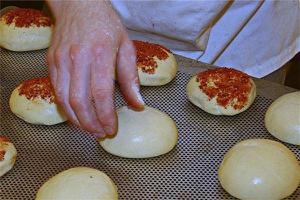 做梦梦到卖馒头预示着什么？-周公解梦