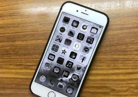 iPhone手机屏幕变黑白屏了怎么办？