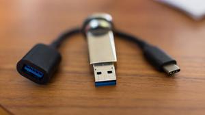 为什么 iPhone 数据线的 USB 接口不能正反插？