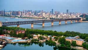 <span style='color:red;'>武汉长江大桥</span>是中国最长的桥吗