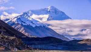 珠穆朗玛峰在西藏哪里