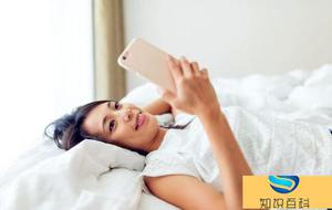 手机上放到卧室床入睡对人会有什么危害