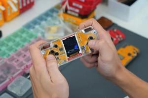 日本推出新型复古游戏掌机Nibble 玩家还可以自己DIY