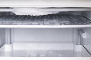 冰箱上层有水怎么解决