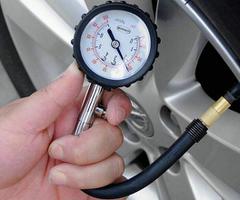 轮胎充气气压表怎么看