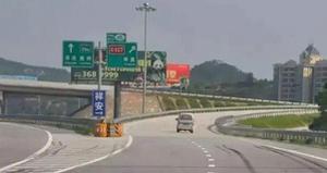 <span style='color:red;'>从匝道驶入高速公路</span>怎么打转向灯