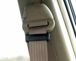 汽车安全带的正确佩戴方法是什么