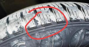 汽车轮胎有很多裂纹正常吗